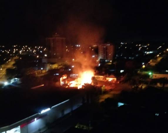 VÍDEO; casa é consumida por incêndio em Ijuí - foto 3
