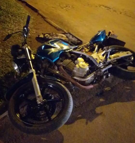Na fuga, abandonaram uma motocicleta e escaparam a pé