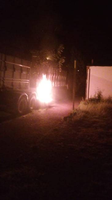 Vândalos colocam fogo em um caminhão durante a madrugada em Santa Barbará do Sul - foto 2