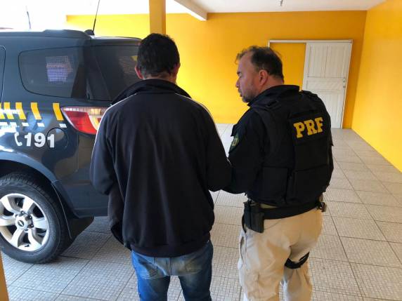 Motorista é preso domingo de manhã em Barra Velha, na BR 101, após denúncia de colidir em outros veículos, excesso de velocidade, transitar pelo acostamento ? condutor embriagado, sem habilitação e veículo com licenciamento 2012