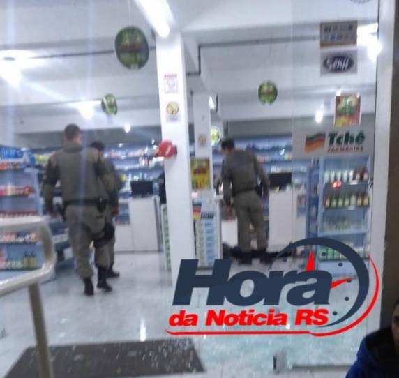 Agente acabou ferido por dois tiros e está internado na UTI de hospital da cidade