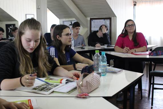 Janaíne Limberger participou de aulas de língua alemã e inglesa, no Centro de Idiomas e, também, de aulas do Projeto de Intensificação Bilíngue