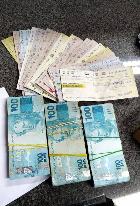 Carro de luxo é flagrado com mercadorias importadas irregularmente, dinheiro e cheques na BR 101 em Barra Velha - foto 3