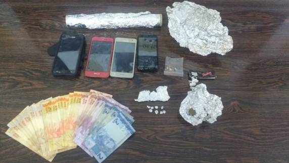 Droga foi apreendida e mulher conduzida ao presídio