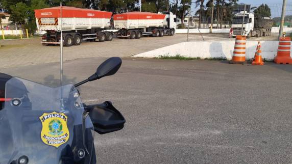 Motociclistas da PRF flagram três veículos de carga com 32 toneladas de excesso de peso na BR 101, na Grande Florianópol - foto 2
