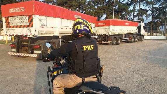 Motociclistas da PRF flagram três veículos de carga com 32 toneladas de excesso de peso na BR 101, na Grande Florianópol - foto 3