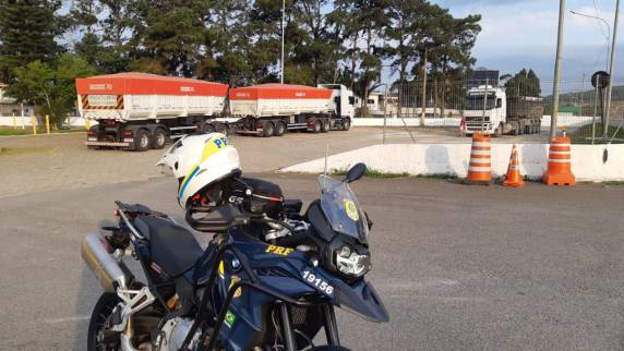 Motociclistas da PRF flagram três veículos de carga com 32 toneladas de excesso de peso na BR 101, na Grande Florianópol - foto 4