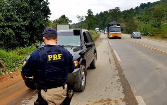 Motorista embriagado e transitando pelo acostamento tenta fugir da fiscalização na BR 470 em Indaial - foto 2