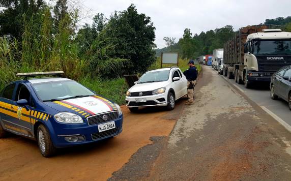 Motorista embriagado e transitando pelo acostamento tenta fugir da fiscalização na BR 470 em Indaial - foto 3
