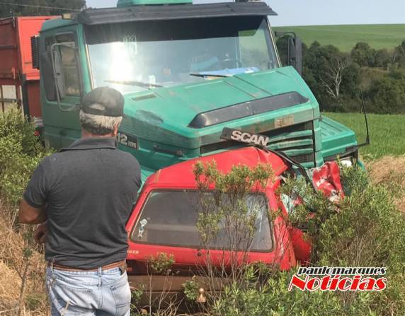 Automóvel fica embaixo de carreta e uma pessoa morre na RSC 377 em Jóia - foto 3