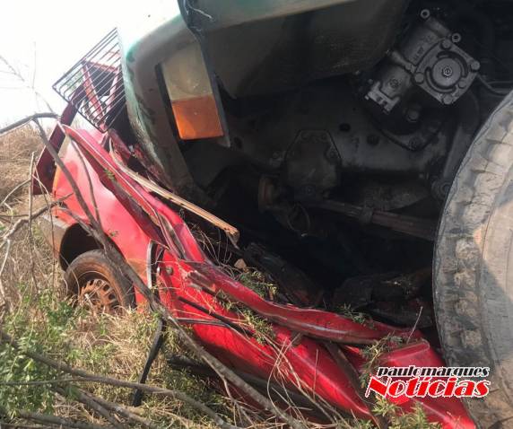 Automóvel fica embaixo de carreta e uma pessoa morre na RSC 377 em Jóia - foto 2