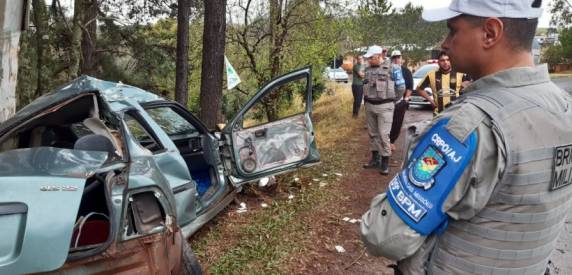 Carro sai da pista e colide contra árvore na BR-158 em Panambi - foto 2