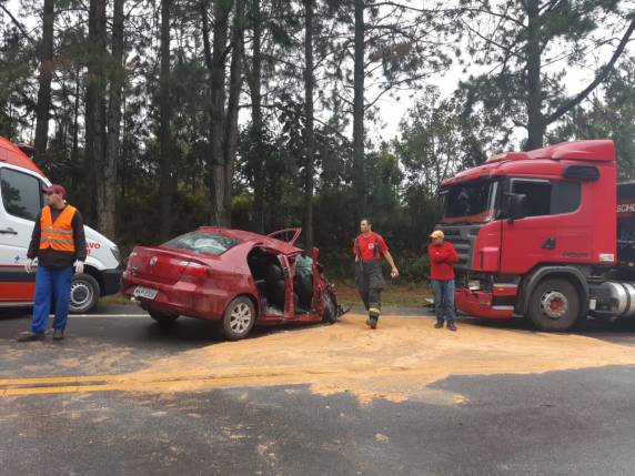 Colisão frontal deixa dois mortos na BR 282 em Rancho Queimado - foto 3