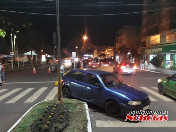 Automóvel invadiu o estacionamento de motos e a faixa de segurança