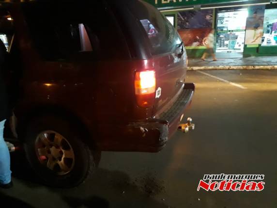 Condutora perde o controle de veículo atravessa Av. Uruguai e bate em caminhoneta - foto 2