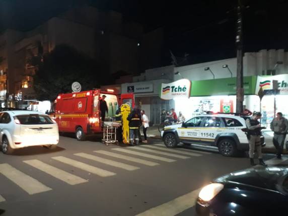 Condutora perde o controle de veículo atravessa Av. Uruguai e bate em caminhoneta - foto 4