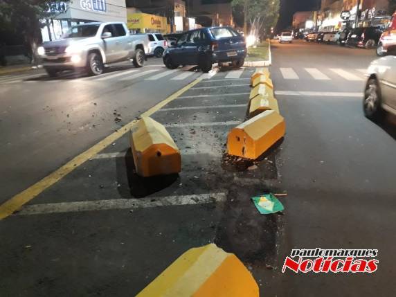 Condutora perde o controle de veículo atravessa Av. Uruguai e bate em caminhoneta - foto 5
