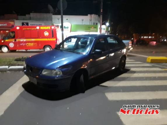 Condutora perde o controle de veículo atravessa Av. Uruguai e bate em caminhoneta - foto 3