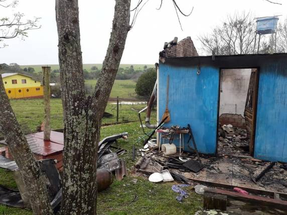 Mulher morre em incêndio em Salto do Jacuí - foto 2