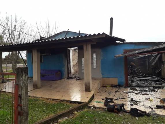 Mulher morre em incêndio em Salto do Jacuí - foto 5