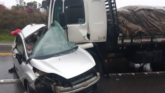 Ainda no início da tarde, outras duas pessoas já tinham perdido a vida em uma colisão na mesma rodovia