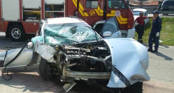 Vítima tinha 42 anos. Veículo ficou destruído na colisão na manhã deste domingo