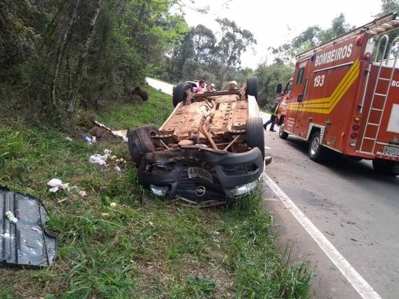 Veículo capota e cinco pessoas ficaram feridas na RS 324 em Marau - foto 2