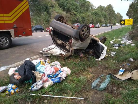 Veículo capota e cinco pessoas ficaram feridas na RS 324 em Marau - foto 3