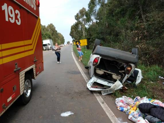Veículo capota e cinco pessoas ficaram feridas na RS 324 em Marau - foto 4