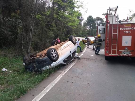 Veículo capota e cinco pessoas ficaram feridas na RS 324 em Marau - foto 5