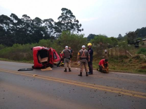 Motorista fica ferido após capotar veículo na Perimetral Sul em Passo Fundo - foto 2