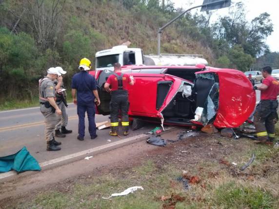 Motorista fica ferido após capotar veículo na Perimetral Sul em Passo Fundo - foto 3