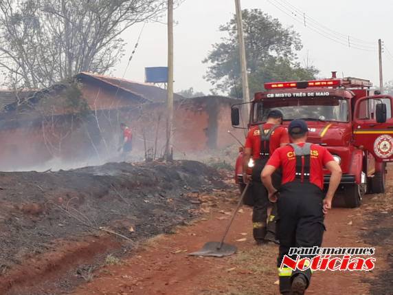 Bombeiros combatem incêndio de grandes proporções em vegetação, em Três de Maio - foto 2