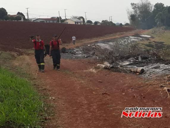 Bombeiros combatem incêndio de grandes proporções em vegetação, em Três de Maio - foto 5