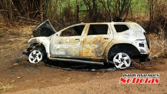 Veículo incendiado chama atenção de quem passa pela RS 342 em Independência - foto 5