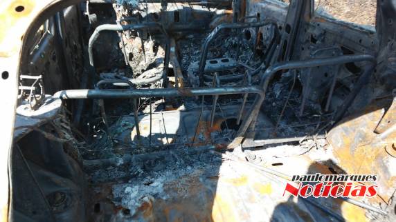 Veículo incendiado chama atenção de quem passa pela RS 342 em Independência - foto 4