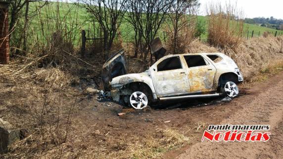 Veículo incendiado chama atenção de quem passa pela RS 342 em Independência - foto 3