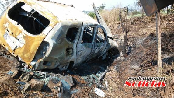 Veículo incendiado chama atenção de quem passa pela RS 342 em Independência - foto 2