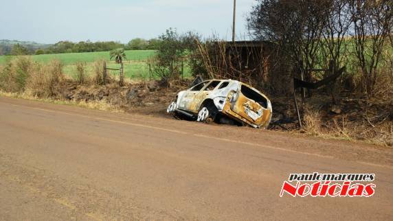 Veículo incendiado chama atenção de quem passa pela RS 342 em Independência - foto 6