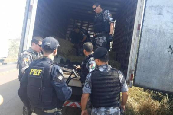 Caminhoneiro é parado em barreira e acaba preso com dinheiro levado de banco no norte do RS - foto 2