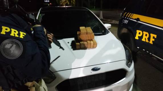 Cerca de sete quilos da droga estavam escondidos atrás do cilindro de gás do veículo