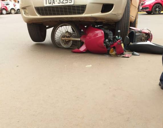 Motocicleta para embaixo de veículo após acidente no centro de Ijuí - foto 3