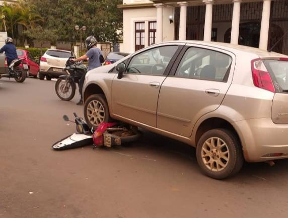 Motocicleta para embaixo de veículo após acidente no centro de Ijuí - foto 2