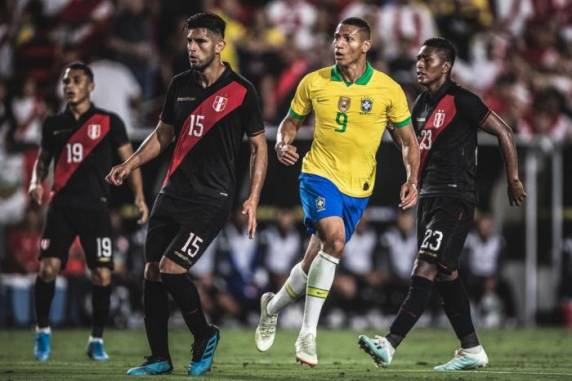 Luis Abram, de cabeça, fez o gol da vitória aos 40 minutos do segundo tempo