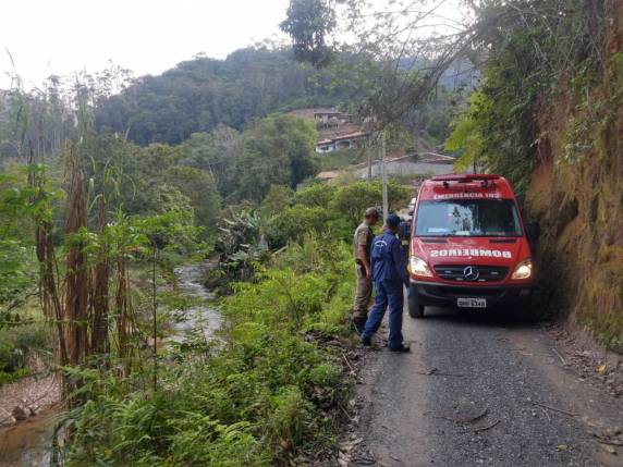 De acordo com os bombeiros, vítima entrou no carro e possivelmente soltou o freio de mão sem querer. Acidente ocorreu em Botuverá, no Vale do Itajaí