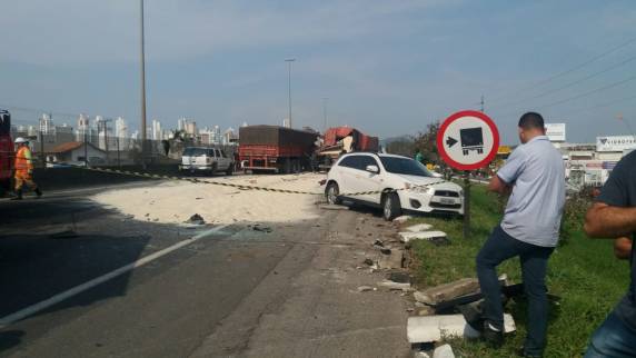 Incêndio em caminhão interdita BR-101 em Itapema; Veja o vídeo - foto 3
