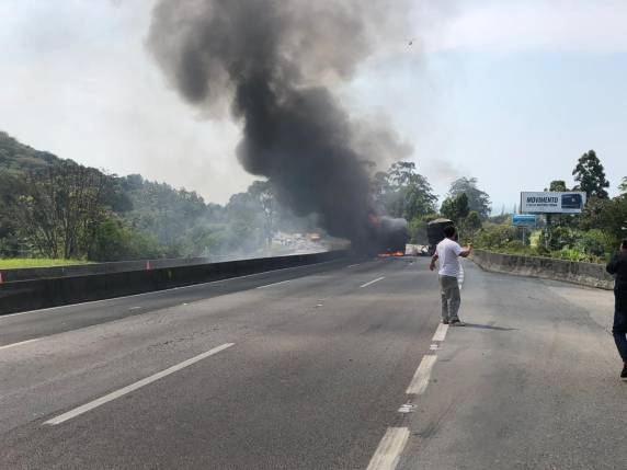 Fogo começou após acidente entre um caminhão que carregava madeira e outro que levava carvão, informou a Polícia Rodoviária Federal (PRF)