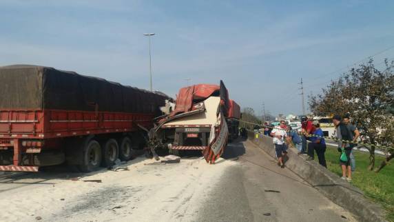 Incêndio em caminhão interdita BR-101 em Itapema; Veja o vídeo - foto 2