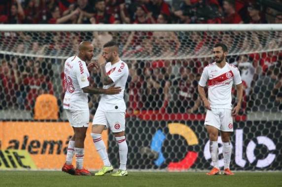 Equipe de Odair Hellmann perdeu com gol de Bruno Guimarães na Arena da Baixada