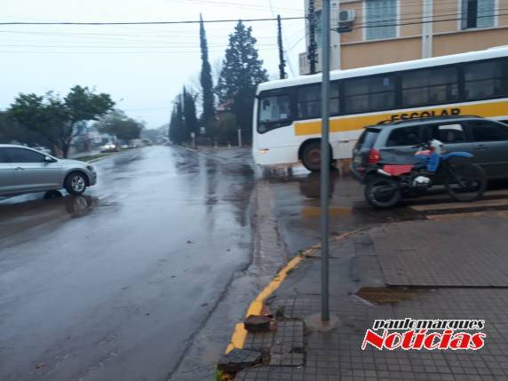 Colisão envolve carro e moto na rótula em frente à Praça Matriz em Três de Maio - foto 3
